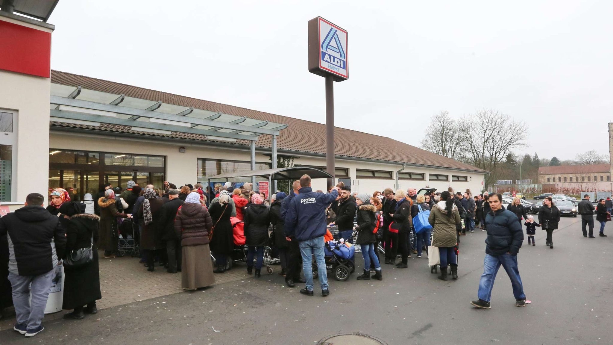 صور|||مشاهد درامية أمام بوابة Aldi بمدينة إيسن والسبب عرض مواد تعقيم