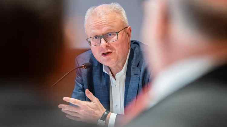 انتحار وزير المالية الألماني توماس شيفر على سكة القطار