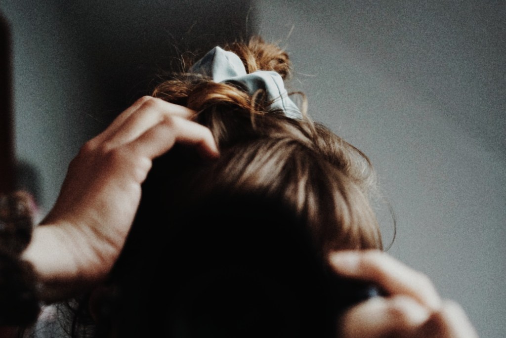 changes ahead in fashion after corona crisis hairstyle with scrunchie