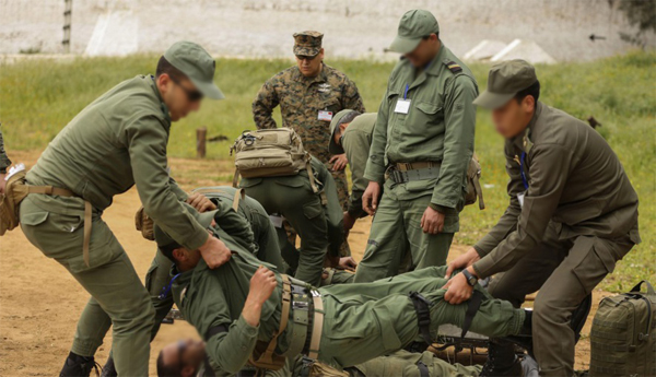 إصابة 12 جنديا مغربيا أثناء منع مهاجرين من الوصول لمليلية نقلوا إلى مستشفى الناظور