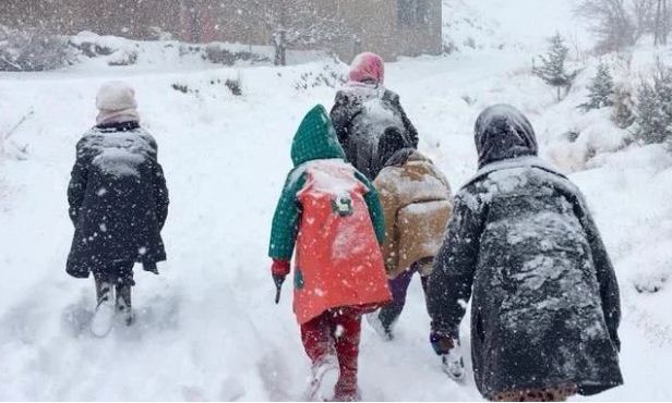 الثلوج تعزل مئات المواطنين بين تاونات والحسيمة
