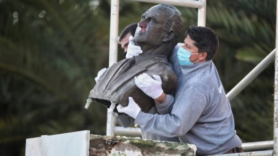إسبانيا تشرع في إزالة تماثيل الملك خوان كارلوس وإلغاء اسمه من شوارع المدن