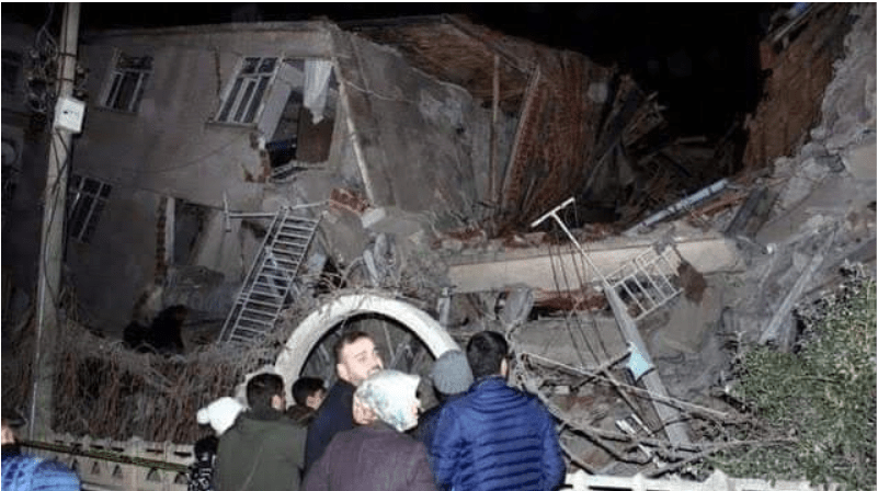 مشاهد صادمة.. زلزالٌ قوي يضرب الجزائر ويدمر عددا من المنازل ويُخلّف إصابات – شاهدوا فيديو