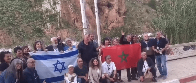 وفدٌ سياحي إسرائيلي يزور الحدود المغربية الجزائرية ويردد “خاوا خاوا”