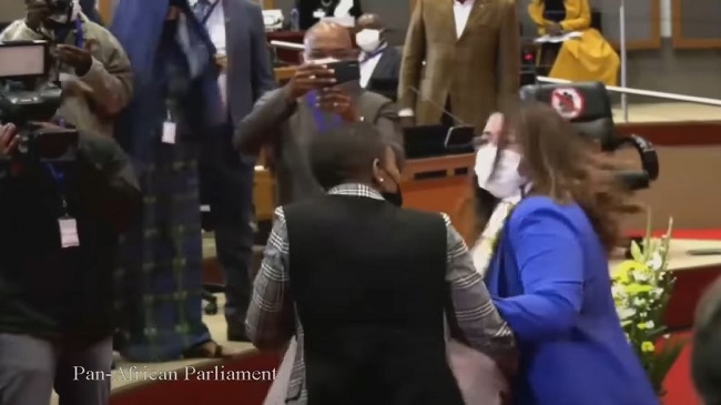شاهدوا – “مسلحون في القاعة”.. مشاجرات في البرلمان الإفريقي ومغربية تتصدى لسرقة صندوق الأصوات