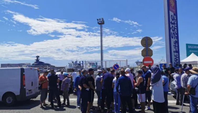 شاهدوا.. غضب وسخط بين أفراد من الجالية المغربية بسبب موقع شركة ملاحية