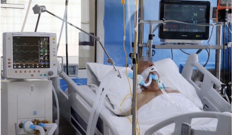 مثير.. طبيب يترك مريضاً يحتضر ليعطي تصريحاً للقناة الأولى (فيديو)