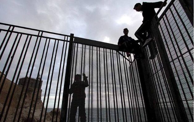 عشرات المهاجرين يقتحمون ثغر مليلية المحتلة