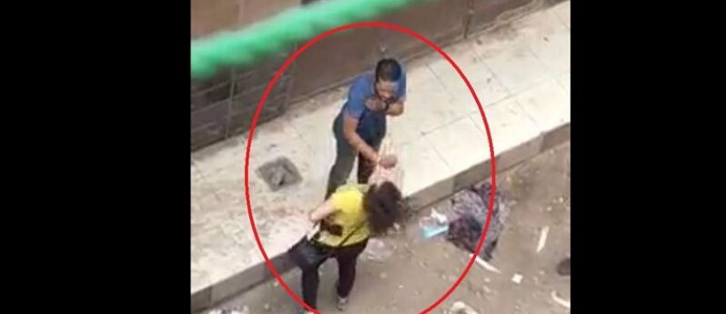 شاب يتحرش بفتاة في الشارع أمام المارة والفتاة تلقنه درسا (فيديو)