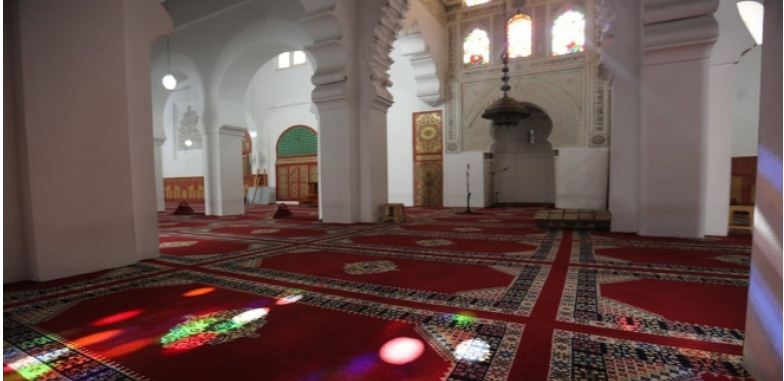 شاب في حالة “هيجان” يقتحم مسجداً ويحاول الاعتداء على الإمام