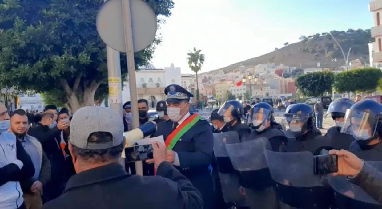 شاهدوا.. الأمن يتدخل لمنع مسيرة احتجاج على “جواز التلقيح ” في الناظور