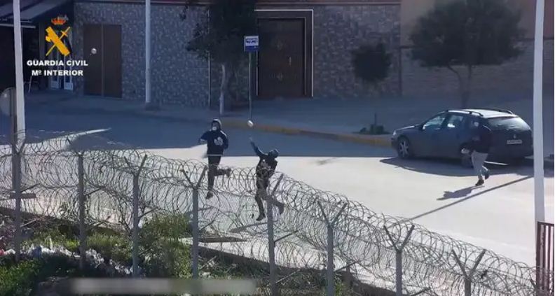 شاهد فيديو.. هكذا يتم تهريب الحشيش من بني انصار الى مليلية في واضحة النهار