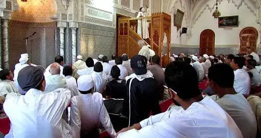 شاهدوا.. شخص يقتحم خطبة جمعة بالمغرب ويعتلي المنبر ويطرد الخطيب