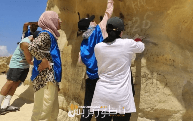 بعد روبرتاج “ناظور بريس”.. نشطاء ينظفون شاطئ “كارابلانكا” بعد تخريبه من طرف مجهولين – صور