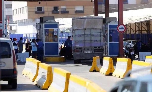 سلطات مليلية تشرع في تركيب نظام ذكي لمراقبة الحدود مع المغرب