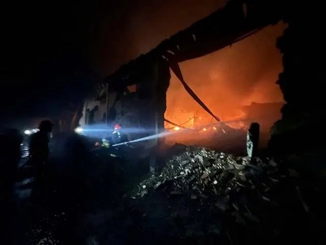 حريقٌ مُـــهول يأتــي على معمل للنَّسيج بضـــواحي الناظور (صور)