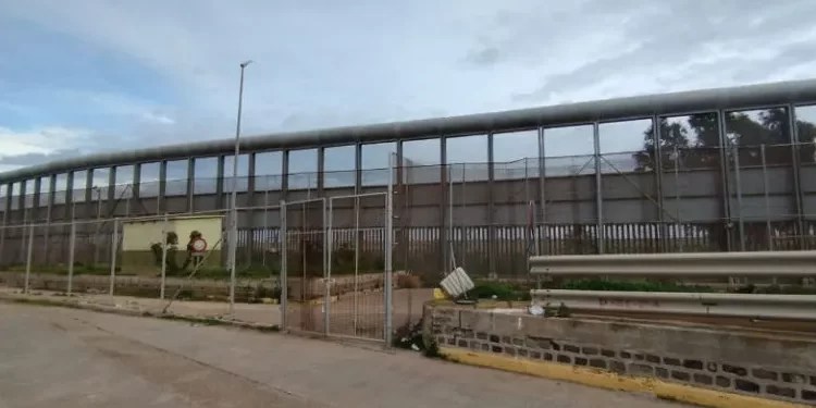 إسبانيا توقفُ تشييد السياج الحُـدودي بين المـغرب و مليلية