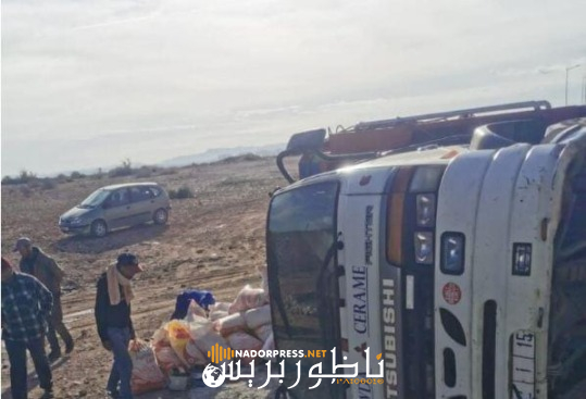 الناظور.. انقلاب شاحنة مُحمّلة بمواد البناء بمدخل مدينة العروي – صو