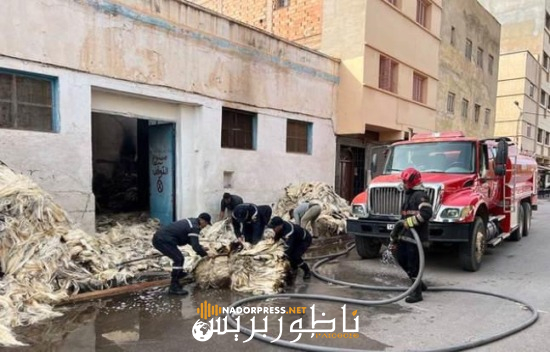 حريق مهول يتسبب في انهيار سقف مخزن “كراج” مخصص للخيوط المستعملة للجبص بالناظور – صور