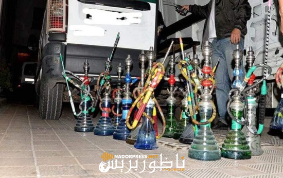 الشرطة تداهم مقهى “للشيشيا” بحي عاريض بالناظور وتحجز حوالي 40 نرجيلة