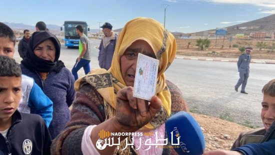 شاهدوا.. ساكنة دوار “عين الذيب” ضواحي الناظور يحتجون للمطالبة بالاستفادة من البقع الأرضية الفردية دون الجماعية