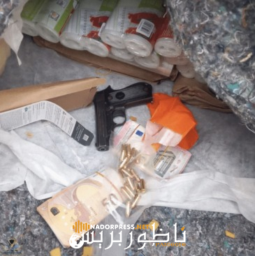توقيف جزائري بحوزته مسدس وسترة واقية ومخدرات