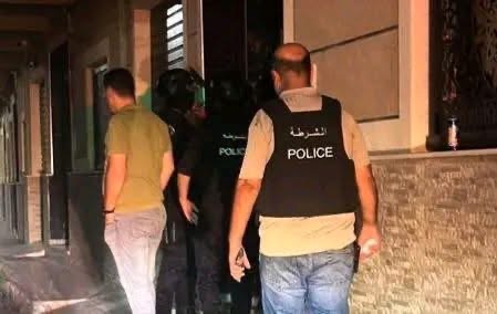 مداهمة أمنية بحي عاريض توقف شاباً مبحوثاً عنه في 30 قضية وتحجز معدات مشبوهة