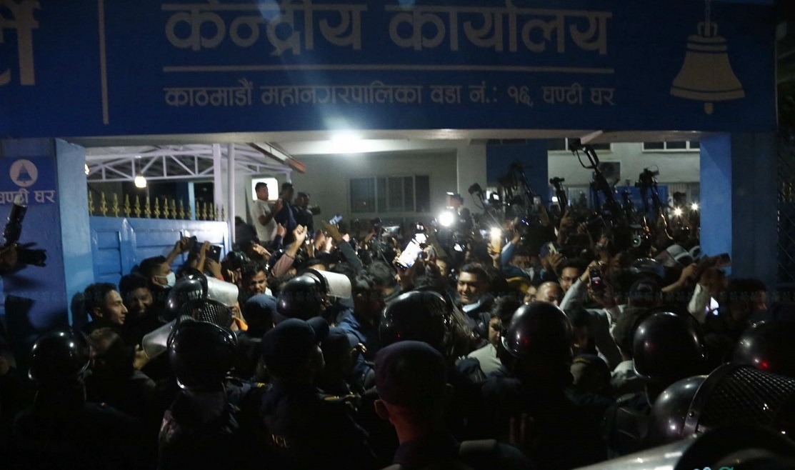 रास्वपा कार्यालयमा प्रधानमन्त्री ओली र देउवाविरूद्ध नाराबाजी