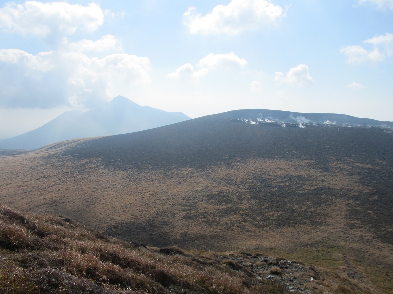 高千穂峰(奥)と新燃岳(手前)
