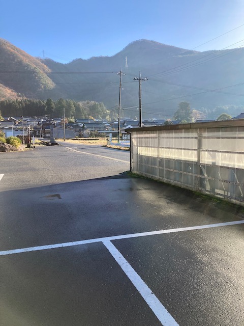 駐車場から仰ぐ日野山