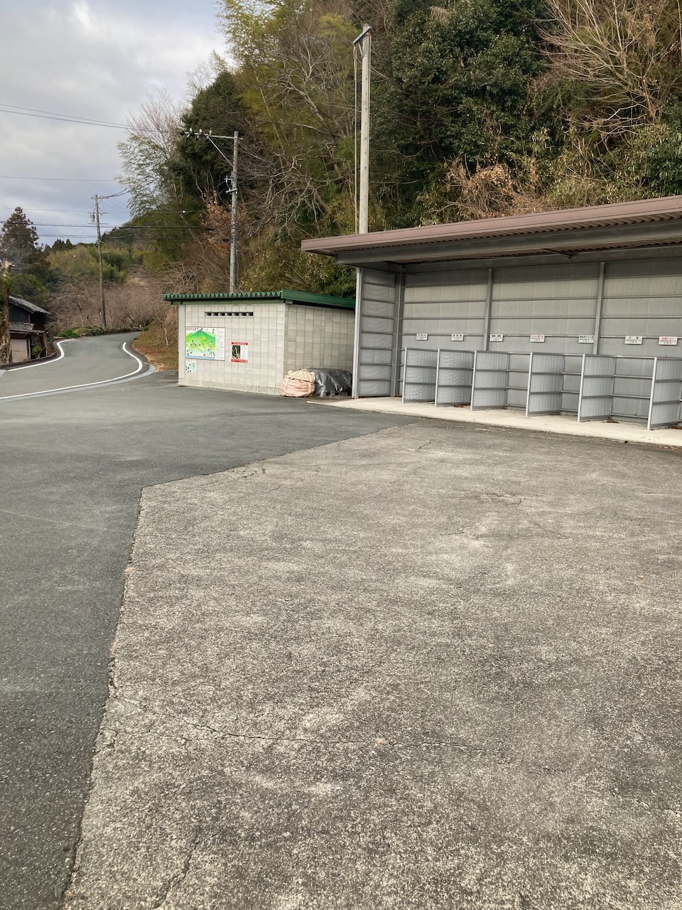 幼稚園裏の駐車場