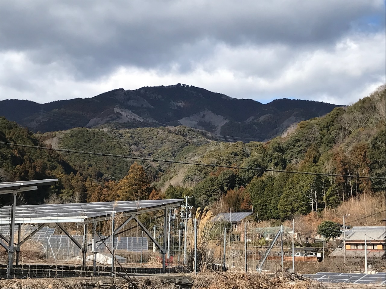 麓から見た白猪山