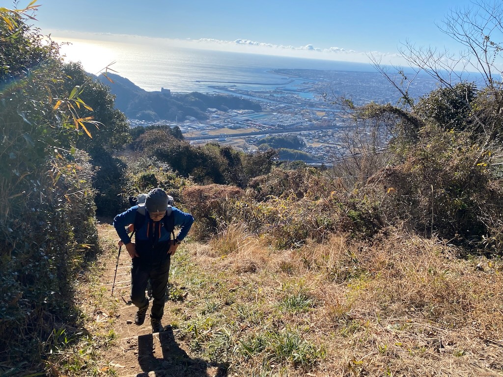 太平洋をバックに登る