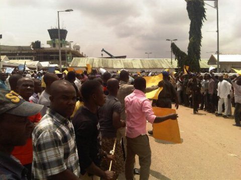 PHOTOS: GOODLUCK JONATHAN’S SUPPORTERS HOLD AMAECHI, ALIYU, 3 OTHER GOVERNORS HOSTAGE AT PH AIRPORT
