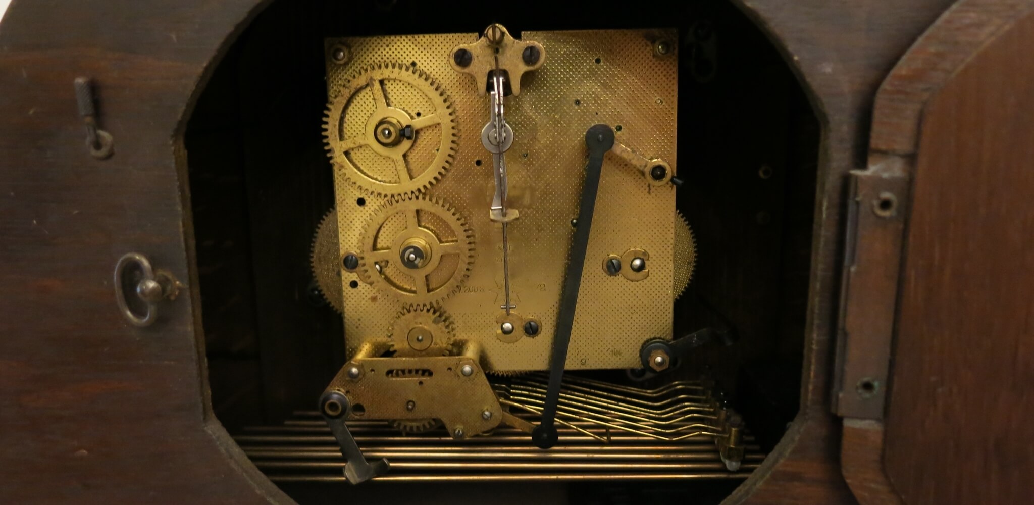 A_chiming_clock’s_mechanism naiwaenDebuggingSoft