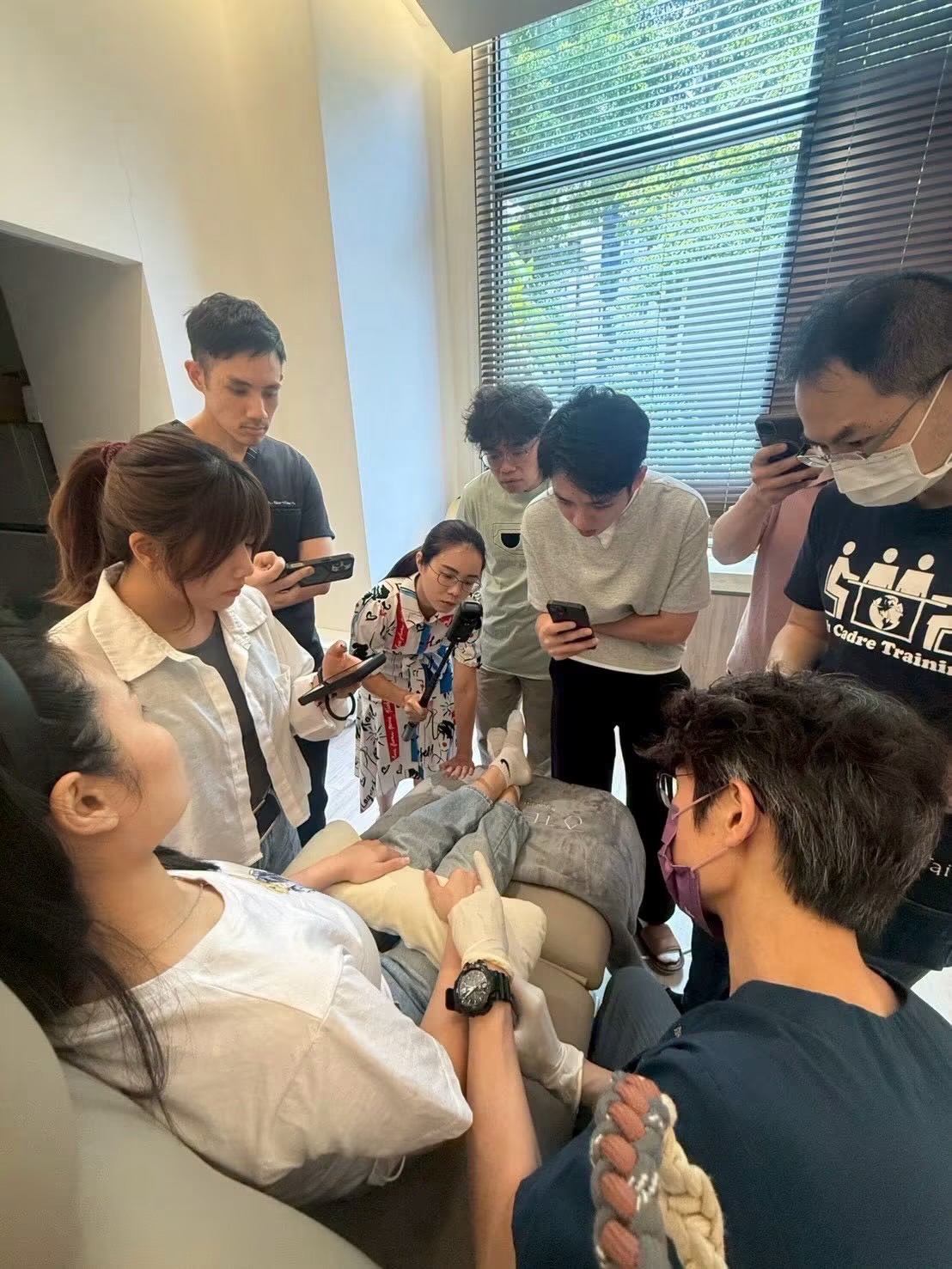 下午一對一實操教學，講師在旁指導