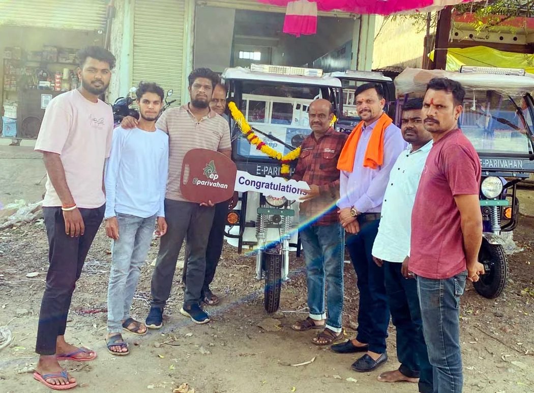 Cow service gets a boost, Vijay Malaiya donates e-rickshaw to 'Team Itarsi Cow Service'