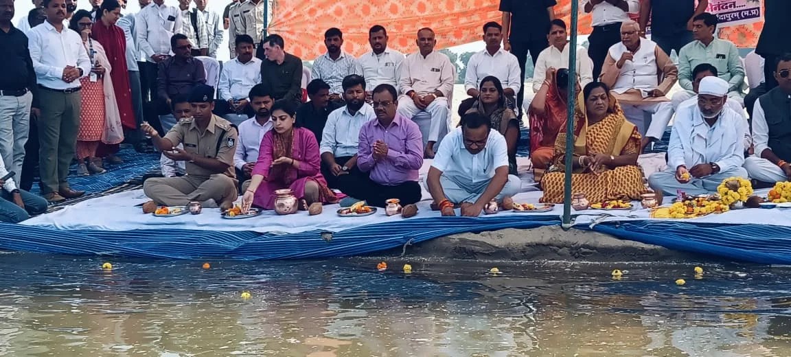 Bandrabhan fair begins at the confluence of Mother Narmada and Tawa; officers and public representatives perform puja