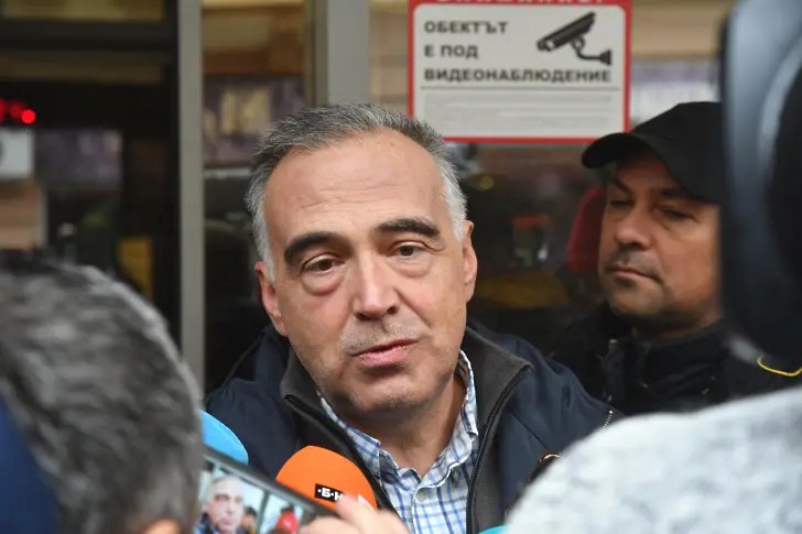 Антон Кутев хвърля боб: Три варианта за Румен Радев