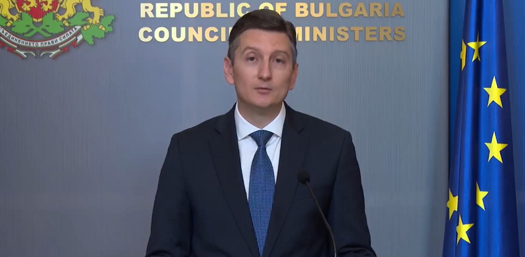 Министър Иван Василев запушва пробойни – IT фирми, лапнали €777 млн. от парите ни, реват срещу държавата
