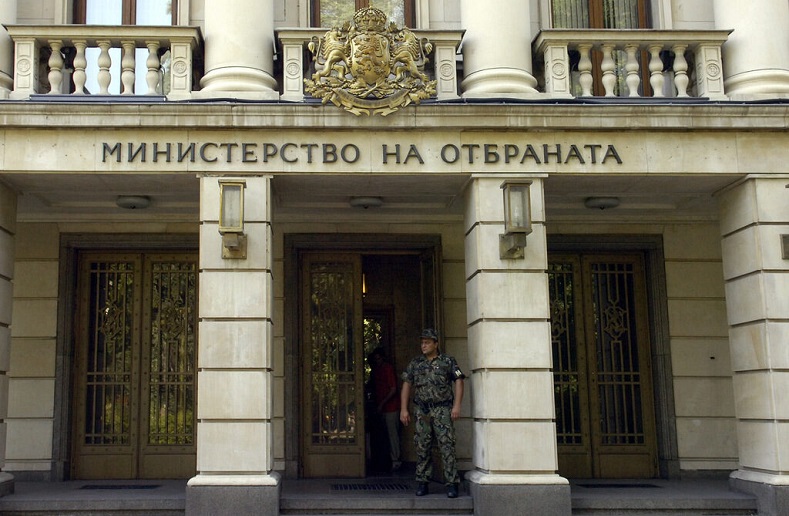 Министерството на отбраната маха „чантаджиите”