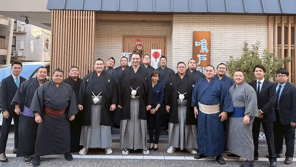 鳴戸部屋の親方と力士たち