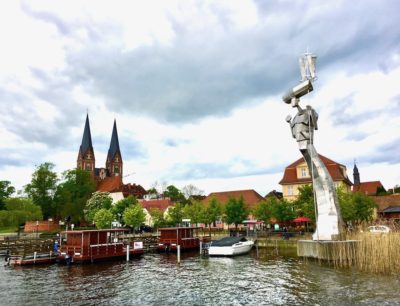 Neuruppin am Ruppiner See mit Skulptur.