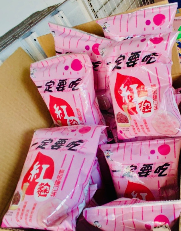 Snack aus Rotschimmelreis oder Fermented Red Rice oder red yeast rice