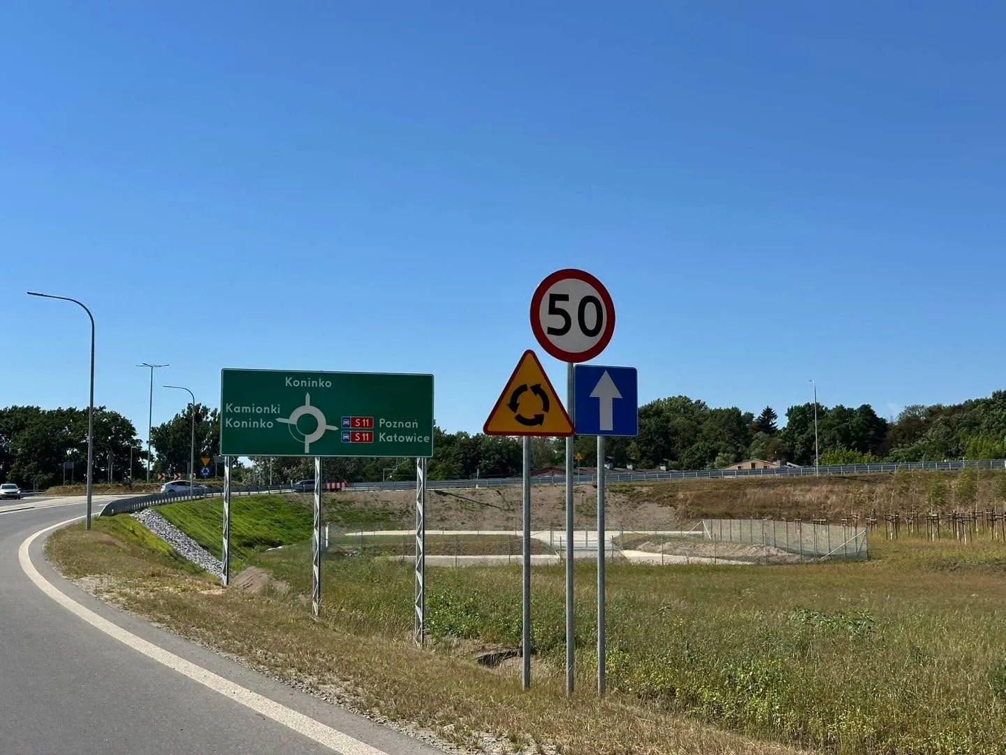 Nowe oznakowanie przy rondzie w Koninku kieruje m.in. w stronę Kamionek oraz drogi S11. / fot.: Przemysław Pacholski - Burmistrz Miasta i Gminy Kórnik