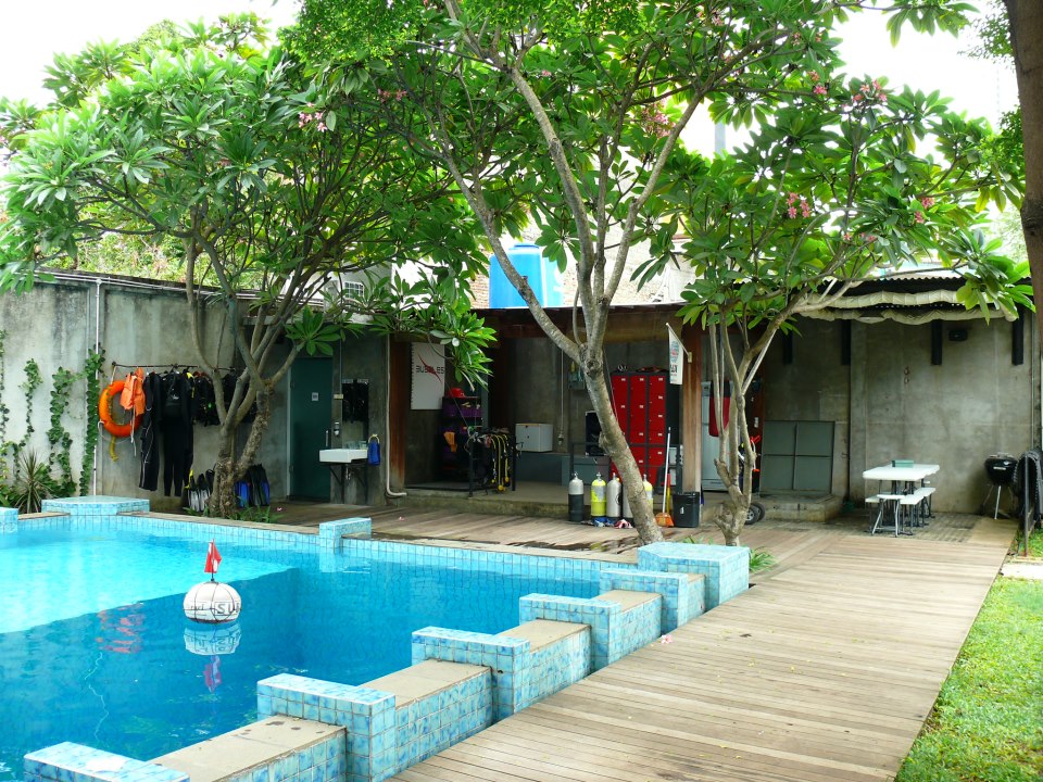 Pool di Bubbles Dive Center, di seberang itu adalah kamar mandi, toilet dan storage alat-alat diving