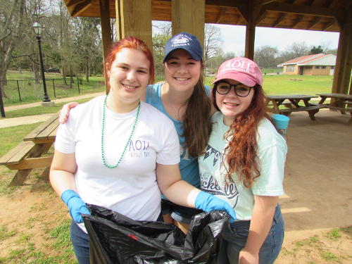 AOII Sorority does its part to Keep Natchitoches Beautiful