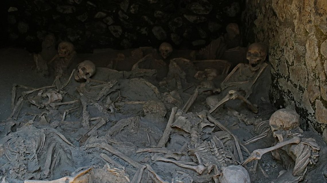 Mens vulkanen vesuvius spyr ut varm og ødeleggende lava må milo, i et kappløp mot tiden, redde sin store kjærlighet cassia. Nye Detaljer Ofrene Av Vulkanen Vesuv Kan Ha Dodd Pa Grusomt Vis National Geographic