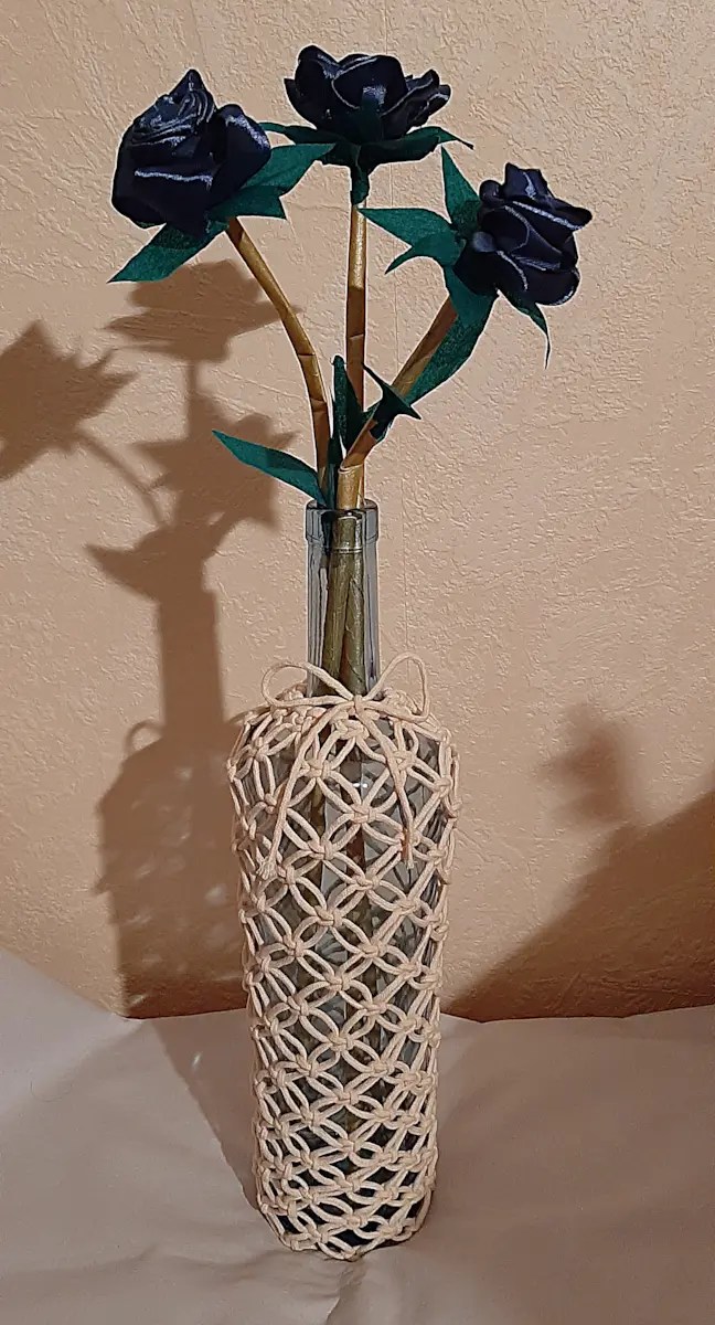 Vase réalisé en macramé