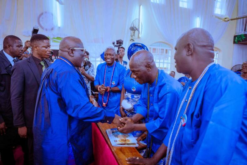 Governor Sheriff Oborevwori (left), exchanging pleasantries with Rt. Revd. Best Agbolayah, while other members of the Agbolayah family look on during the service